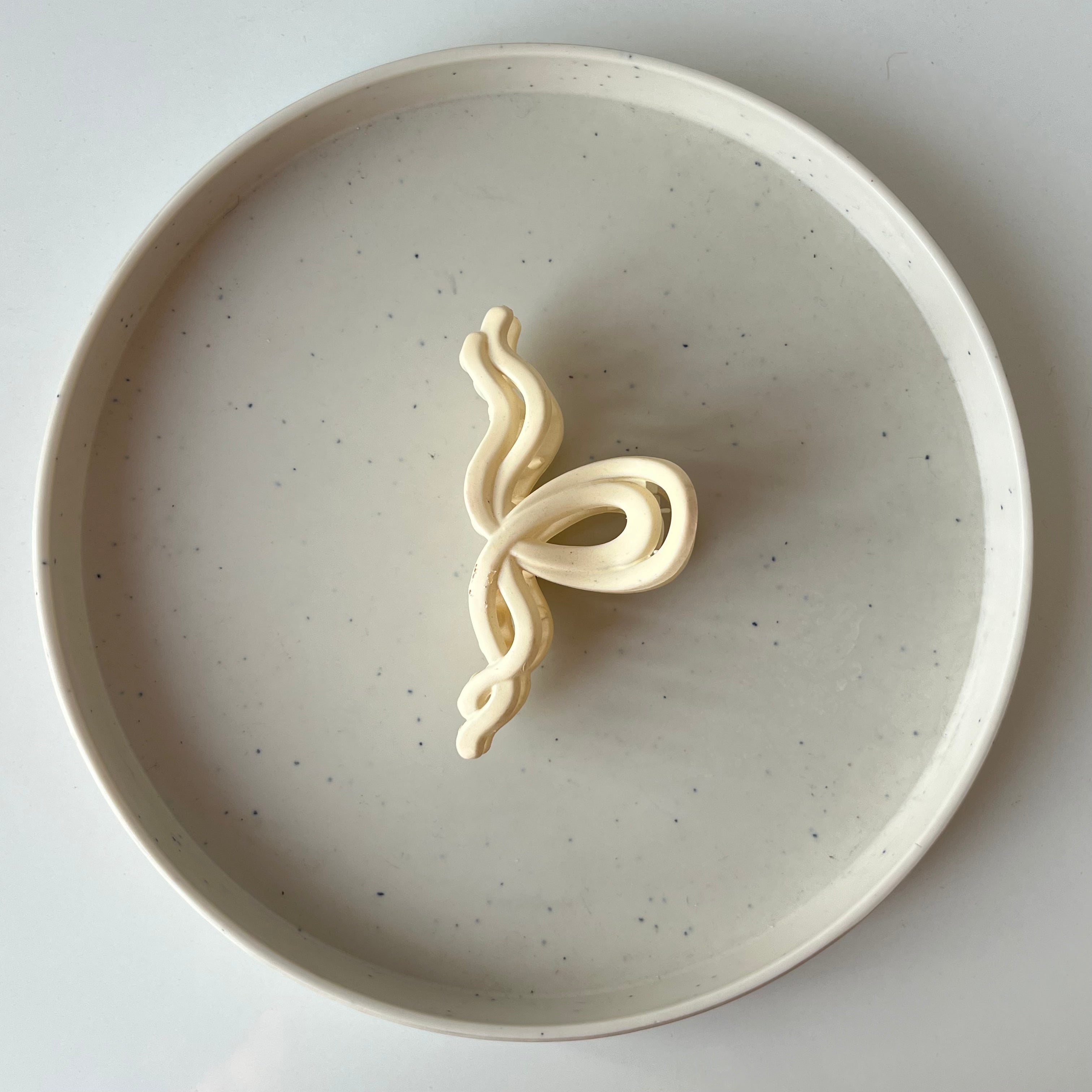 Matte Wave Bow – Medium Hair Claw